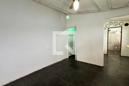 Sala de casa de condomínio para alugar com 1 quarto, 70m² em Barra da Tijuca, Rio de Janeiro
