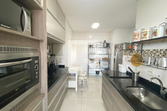 Cozinha de apartamento para alugar com 3 quartos, 120m² em Jardim Tupanci, Barueri