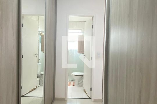 Closet da suíte 1 de apartamento para alugar com 3 quartos, 120m² em Jardim Tupanci, Barueri