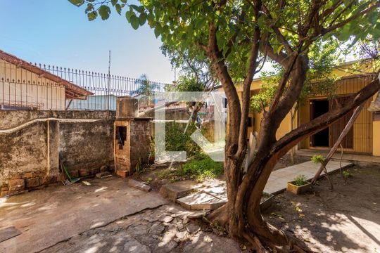 Quintal de casa à venda com 6 quartos, 150m² em Sarandi, Porto Alegre