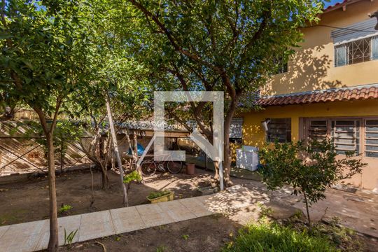 Quintal de casa à venda com 6 quartos, 150m² em Sarandi, Porto Alegre