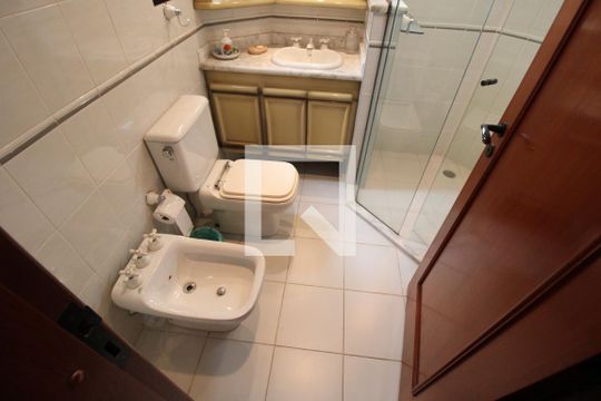 Banheiro da suíte 2  de apartamento para alugar com 4 quartos, 270m² em Vila Ida, São Paulo