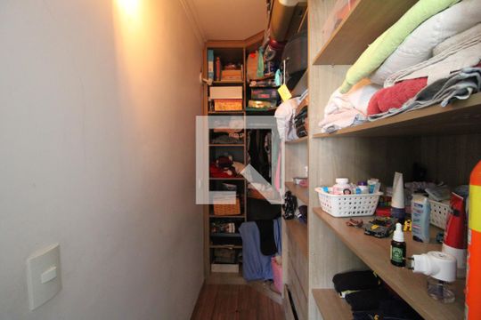 Closet de casa à venda com 4 quartos, 289m² em Vila Romano, São Paulo