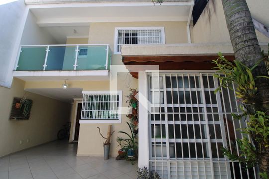 Fachada de casa à venda com 4 quartos, 289m² em Vila Romano, São Paulo