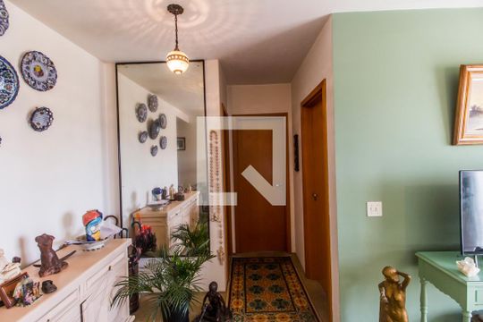 Corredor de apartamento à venda com 2 quartos, 64m² em Vila Creti, Barueri