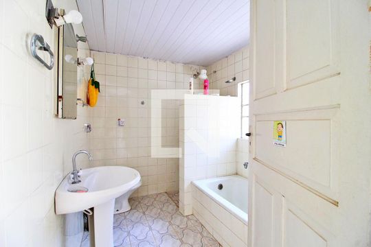 Banheiro de casa à venda com 4 quartos, 220m² em Vila Alpina, Santo André