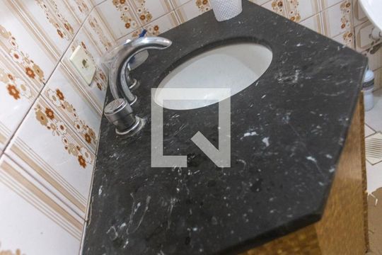 Banheiro social de casa à venda com 2 quartos, 147m² em Santa Terezinha, São Bernardo do Campo