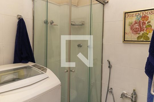 Banheiro de kitnet/studio para alugar com 1 quarto, 30m² em Botafogo, Rio de Janeiro