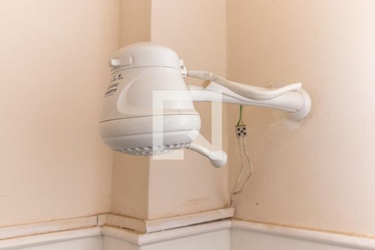 Banheiro de kitnet/studio para alugar com 1 quarto, 30m² em Botafogo, Rio de Janeiro
