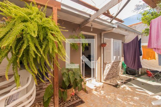 Área Externa de casa à venda com 5 quartos, 140m² em Espírito Santo, Porto Alegre