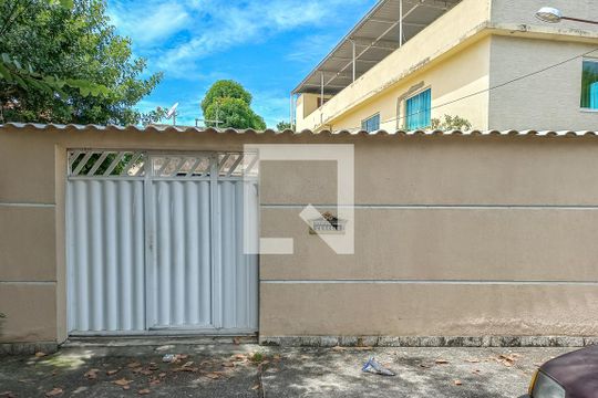 Fachada de casa à venda com 3 quartos, 100m² em Braz de Pina, Rio de Janeiro