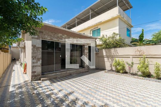 Garagem de casa à venda com 3 quartos, 100m² em Braz de Pina, Rio de Janeiro