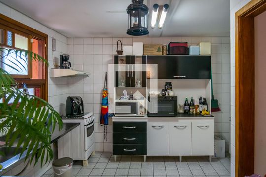 Cozinha de casa de condomínio à venda com 3 quartos, 150m² em Espírito Santo, Porto Alegre