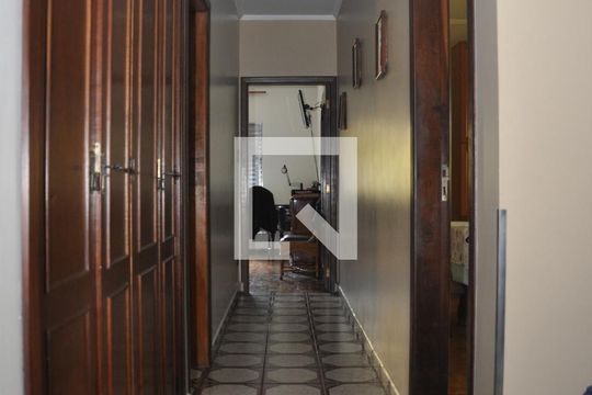 Corredor  de casa à venda com 4 quartos, 280m² em City América, São Paulo