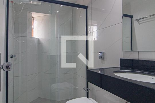 Banheiro de kitnet/studio para alugar com 1 quarto, 38m² em Centro Cívico, Curitiba