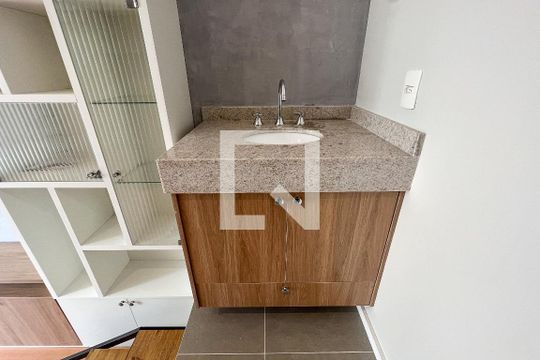 Banheiro de kitnet/studio para alugar com 1 quarto, 25m² em Perdizes, São Paulo