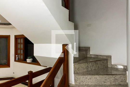 Escada de casa à venda com 4 quartos, 245m² em Parada Inglesa, São Paulo