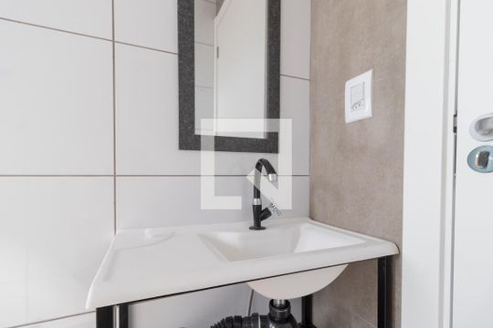 Banheiro de kitnet/studio para alugar com 1 quarto, 30m² em Marechal Rondon, Canoas