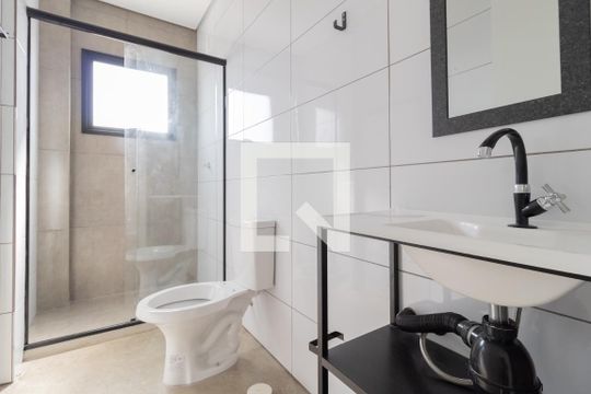 Banheiro de kitnet/studio para alugar com 1 quarto, 30m² em Marechal Rondon, Canoas