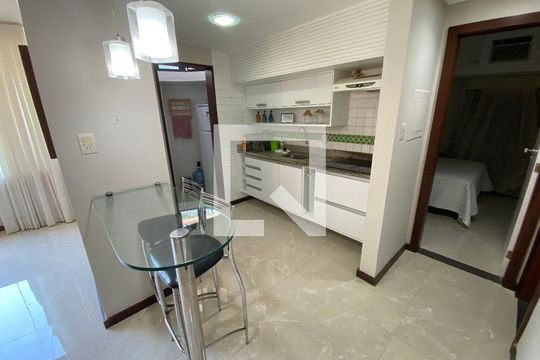 Cozinha de apartamento para alugar com 1 quarto, 60m² em Ondina, Salvador