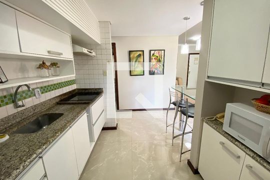 Cozinha de apartamento para alugar com 1 quarto, 60m² em Ondina, Salvador