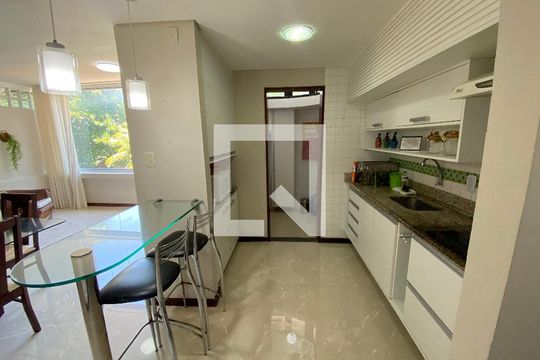 Cozinha de apartamento para alugar com 1 quarto, 60m² em Ondina, Salvador