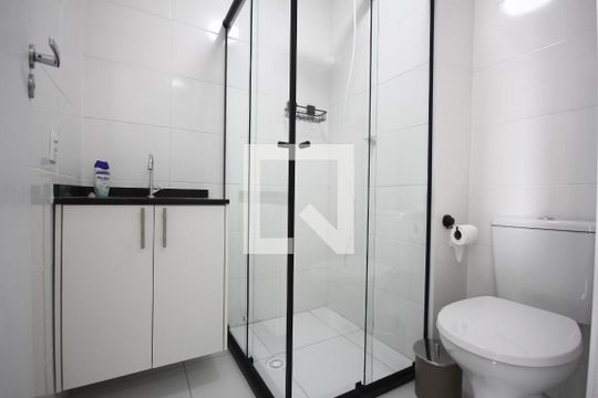 Banheiro de kitnet/studio para alugar com 1 quarto, 26m² em Vila Dom Pedro I, São Paulo