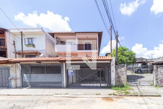 Fachada de casa à venda com 4 quartos, 300m² em Cipava, Osasco
