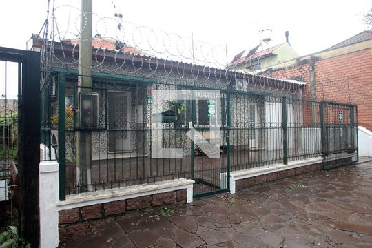 Fachada de casa à venda com 3 quartos, 134m² em São Geraldo, Porto Alegre