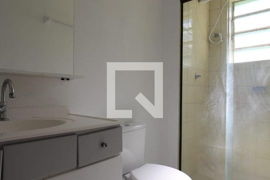 Banheiro de apartamento para alugar com 1 quarto, 45m² em Agronomia, Porto Alegre