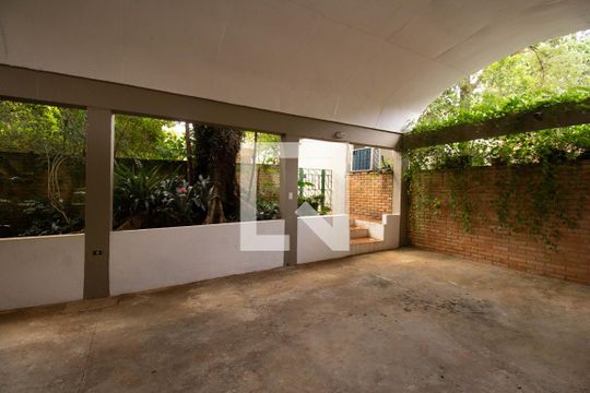 Garagem de casa para alugar com 4 quartos, 550m² em Interlagos, São Paulo