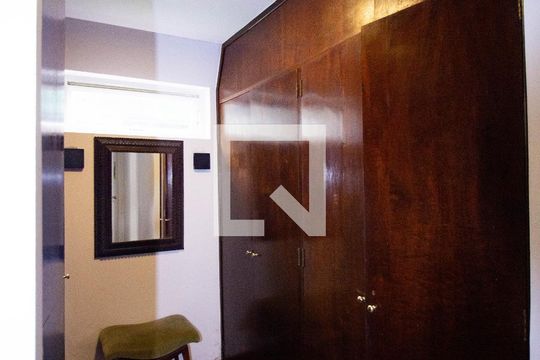 Closet da suíte de casa para alugar com 4 quartos, 550m² em Interlagos, São Paulo