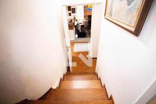Escada de casa para alugar com 4 quartos, 550m² em Interlagos, São Paulo