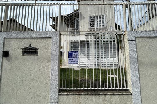Fachada + plaquinha de casa à venda com 3 quartos, 97m² em Méier, Rio de Janeiro