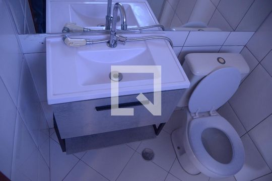 Banheiro de apartamento para alugar com 2 quartos, 52m² em Bandeiras, Osasco