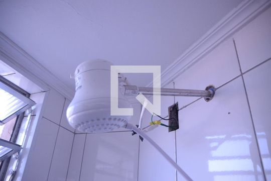 Banheiro de apartamento para alugar com 2 quartos, 52m² em Bandeiras, Osasco