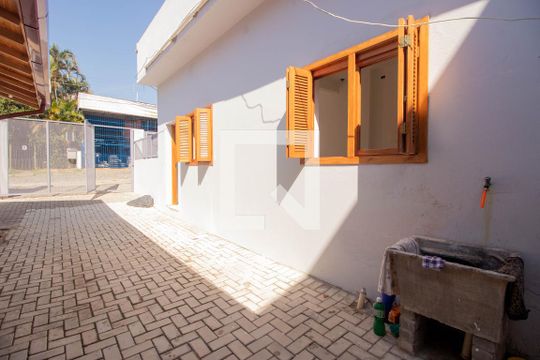 Pátio - Área de Serviço de apartamento para alugar com 1 quarto, 40m² em Jardim Itu Sabará, Porto Alegre
