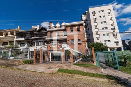 Fachada de casa à venda com 4 quartos, 729m² em Vila Jardim, Porto Alegre