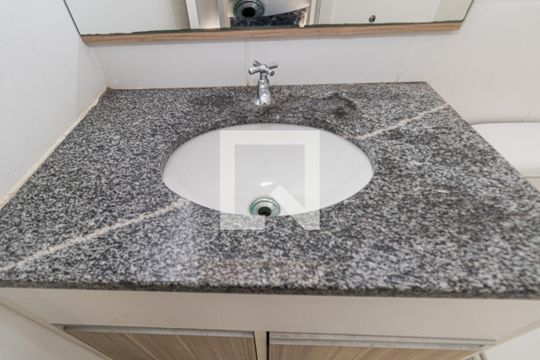 Banheiro Social de apartamento para alugar com 2 quartos, 46m² em Rubem Berta, Porto Alegre