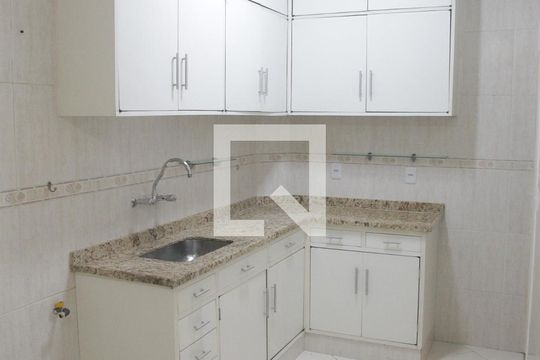 Cozinha de apartamento para alugar com 2 quartos, 85m² em Copacabana, Rio de Janeiro
