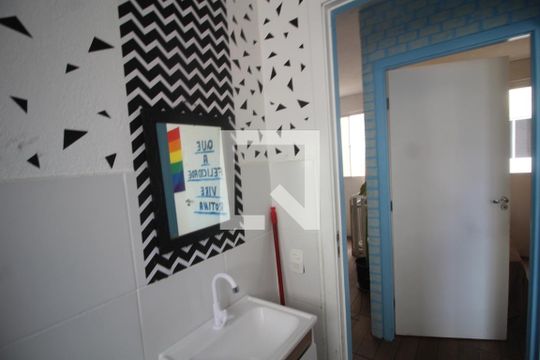 Banheiro de apartamento à venda com 2 quartos, 42m² em Rio Branco, Canoas