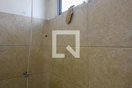 Chuveiro do banheiro da suíte 1 de casa para alugar com 4 quartos, 300m² em Jardim Everest, São Paulo