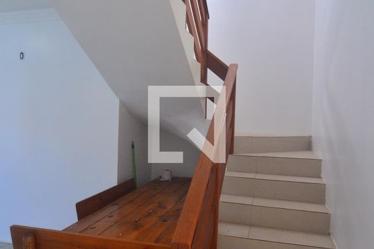 Escada de casa à venda com 4 quartos, 280m² em São José, Canoas