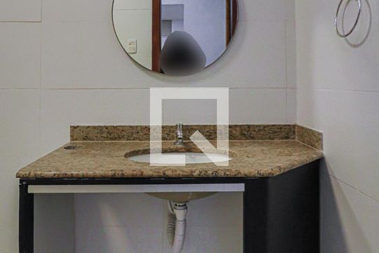 Banheiro de kitnet/studio para alugar com 1 quarto, 22m² em Cachoeirinha, Belo Horizonte