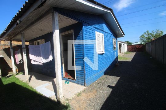 Quintal de casa à venda com 3 quartos, 130m² em Guajuviras, Canoas