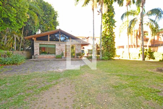 Fachada de casa à venda com 3 quartos, 292m² em Tristeza, Porto Alegre