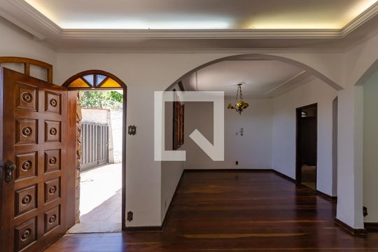 Sala 1 de casa à venda com 4 quartos, 211m² em Candelária, Belo Horizonte