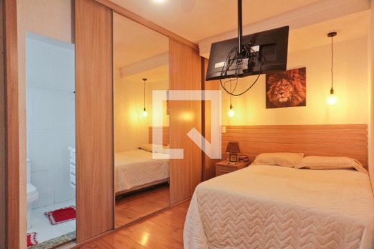 Suíte de casa à venda com 4 quartos, 230m² em Parque Peruche, São Paulo