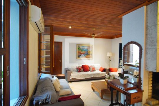 Casa à venda com 4 quartos, 340m² em Rio Branco, Porto Alegre