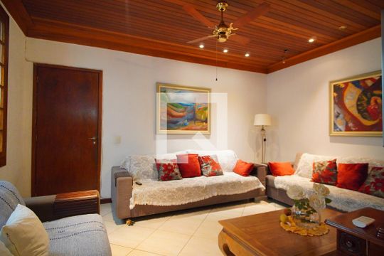 Sala de casa à venda com 4 quartos, 340m² em Rio Branco, Porto Alegre